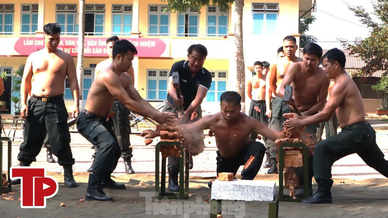 Tận thấy Cảnh sát cơ động Đắk Lắk phô diễn nội công 'mình đồng da sắt' | Tiền Phong TV