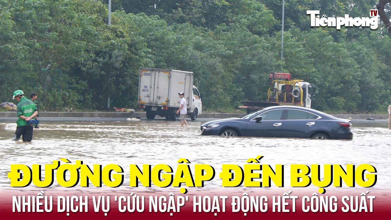 Đường gom đại lộ Thăng Long ngập đến bụng, nhiều dịch vụ 'cứu ngập' hoạt động hết công suất