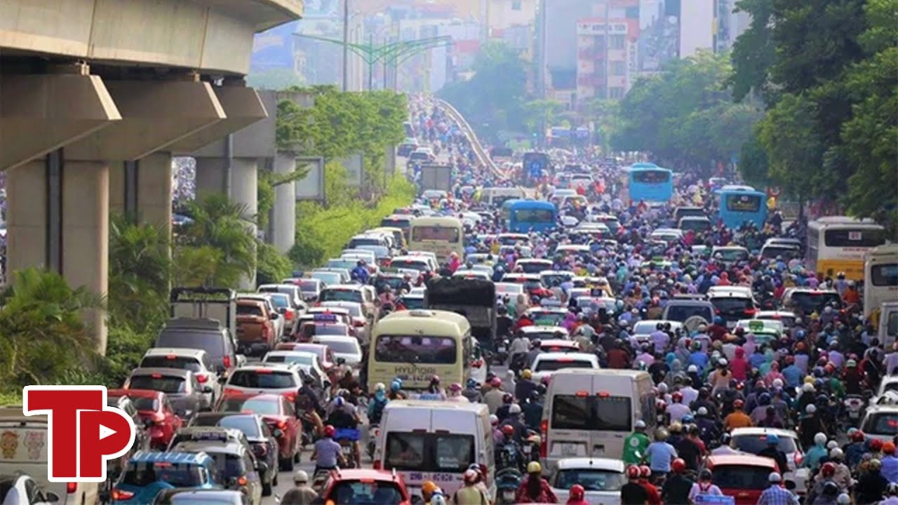 Một tiếng tại 'điểm đen' ùn tắc nút giao Nguyễn Xiển - Xa La | Tiền Phong TV