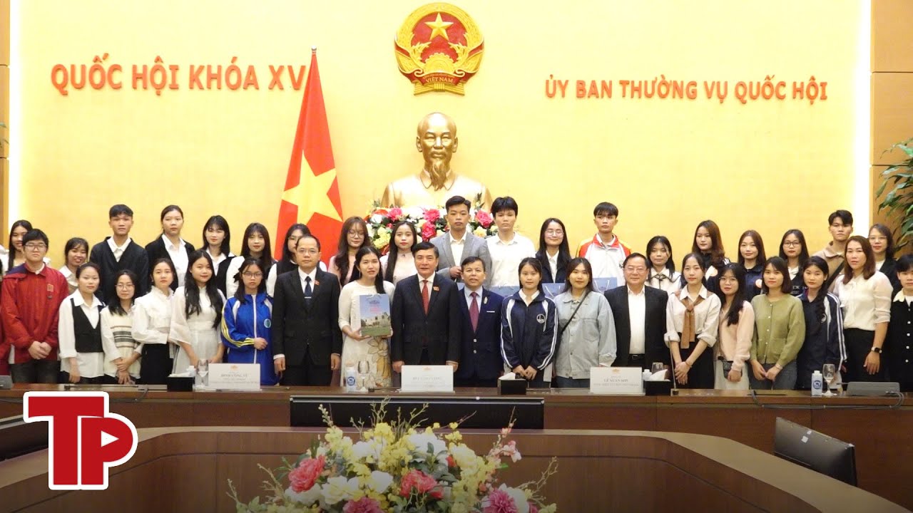 Tân thủ khoa, á khoa và top điểm cao năm 2023 tại buổi thăm tòa nhà Quốc hội | Tiền Phong TV