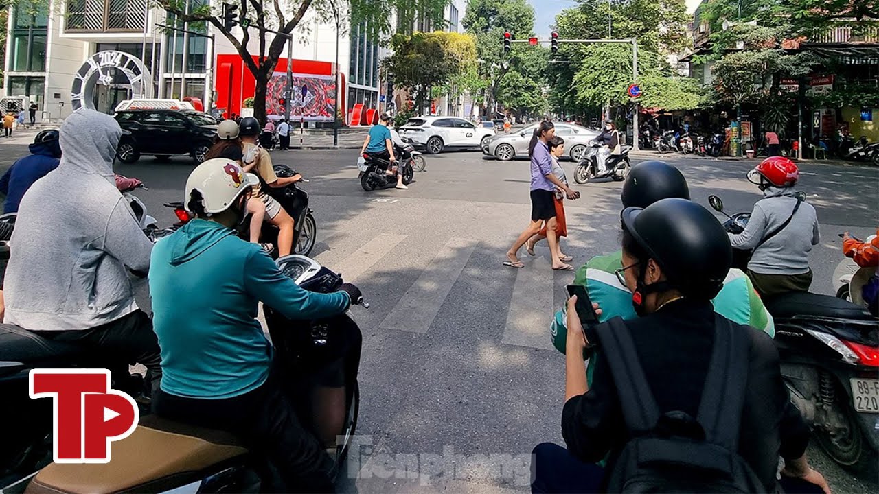 Người Hà Nội mặc đồ cộc ra đường vào giữa mùa đông | Tiền Phong TV