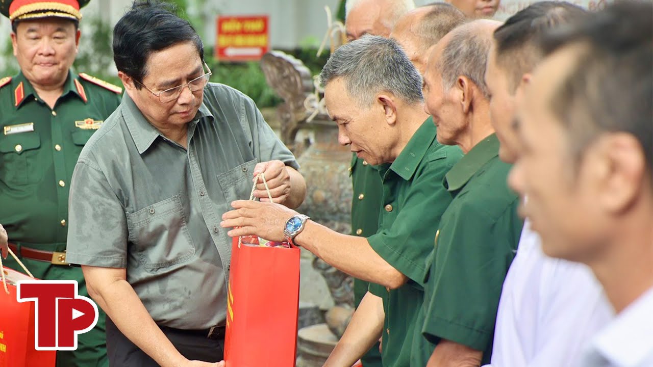 Thủ tướng tưởng niệm các Anh hùng liệt sĩ và tặng quà gia đình chính sách tại Thái Nguyên | TP