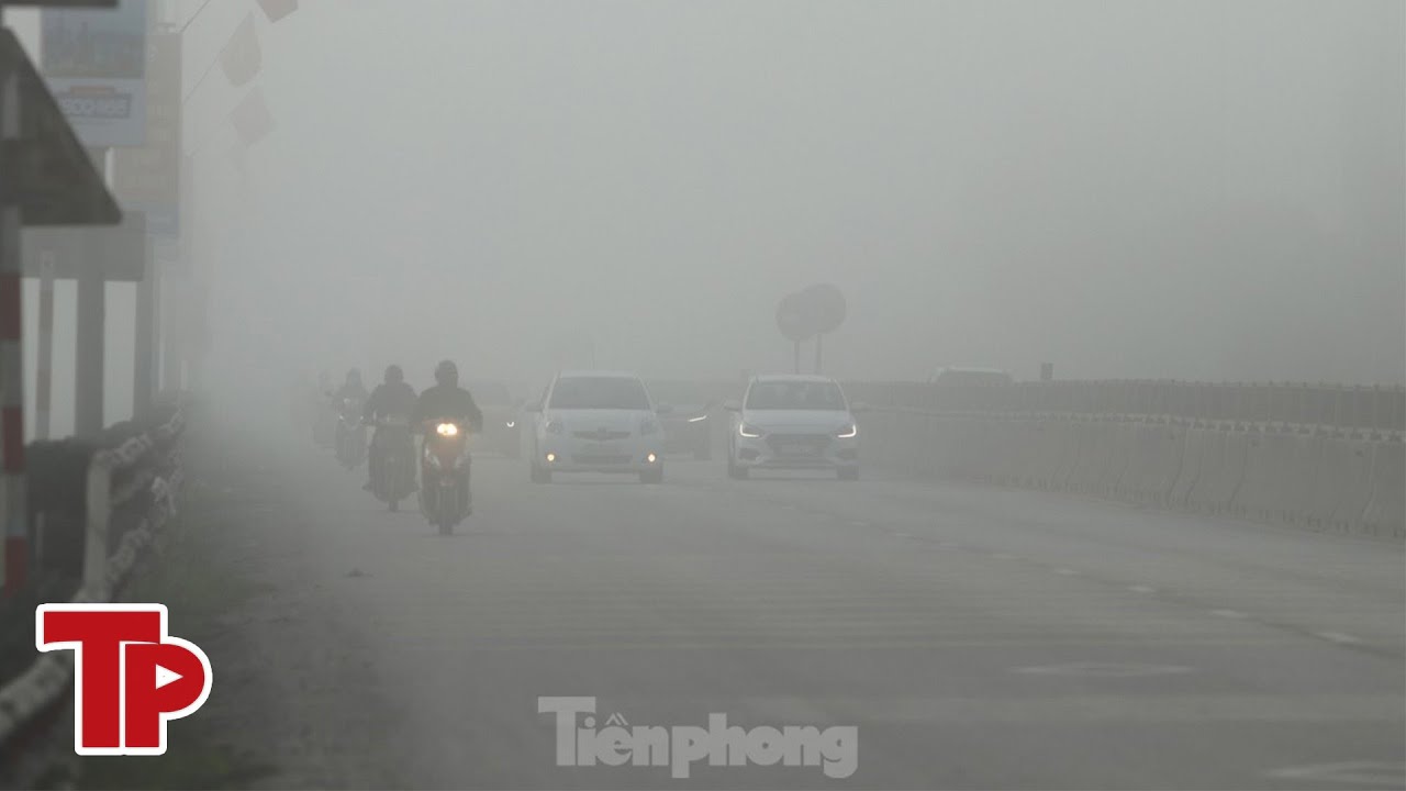 Sương mù giăng kín ở Nghệ An, ô tô xe máy phải bật đèn ban ngày | Tiền Phong TV