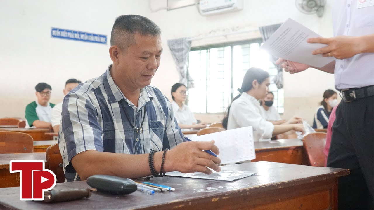 Thí sinh U50 thi tốt nghiệp: Các con ủng hộ tôi học tiếp đại học | Tiền Phong TV