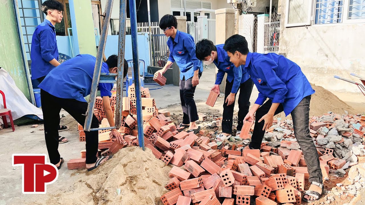 'Áo xanh' đội nắng giúp hộ khó khăn sửa chữa, xây mới nhà cửa