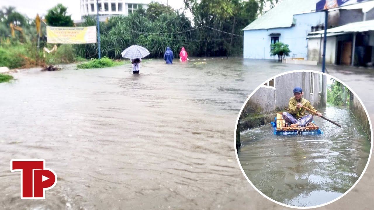 Biển nước bủa vây khu dân cư ở Quảng Nam, người dân chèo ghe thoát 'vùng nguy hiểm' | Tiền Phong TV