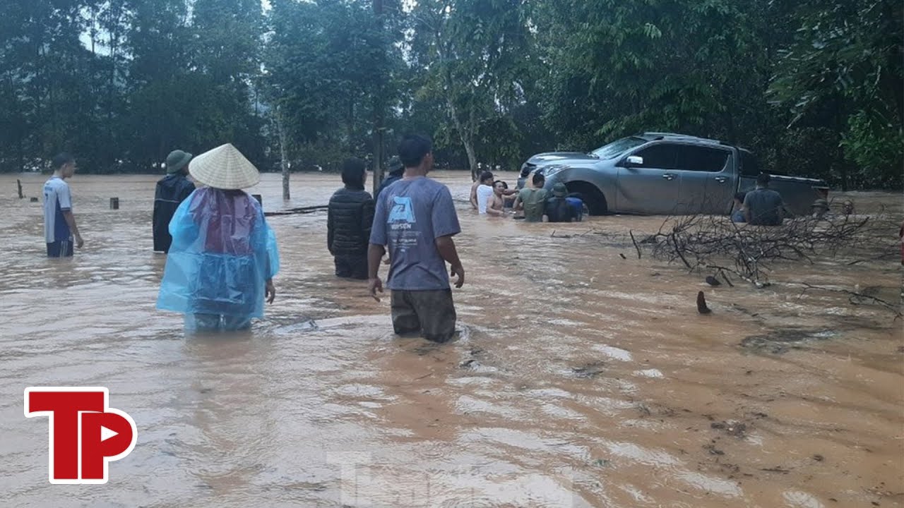 Người dân 'giải cứu' ô tô chìm trong biển nước | Tiền Phong TV