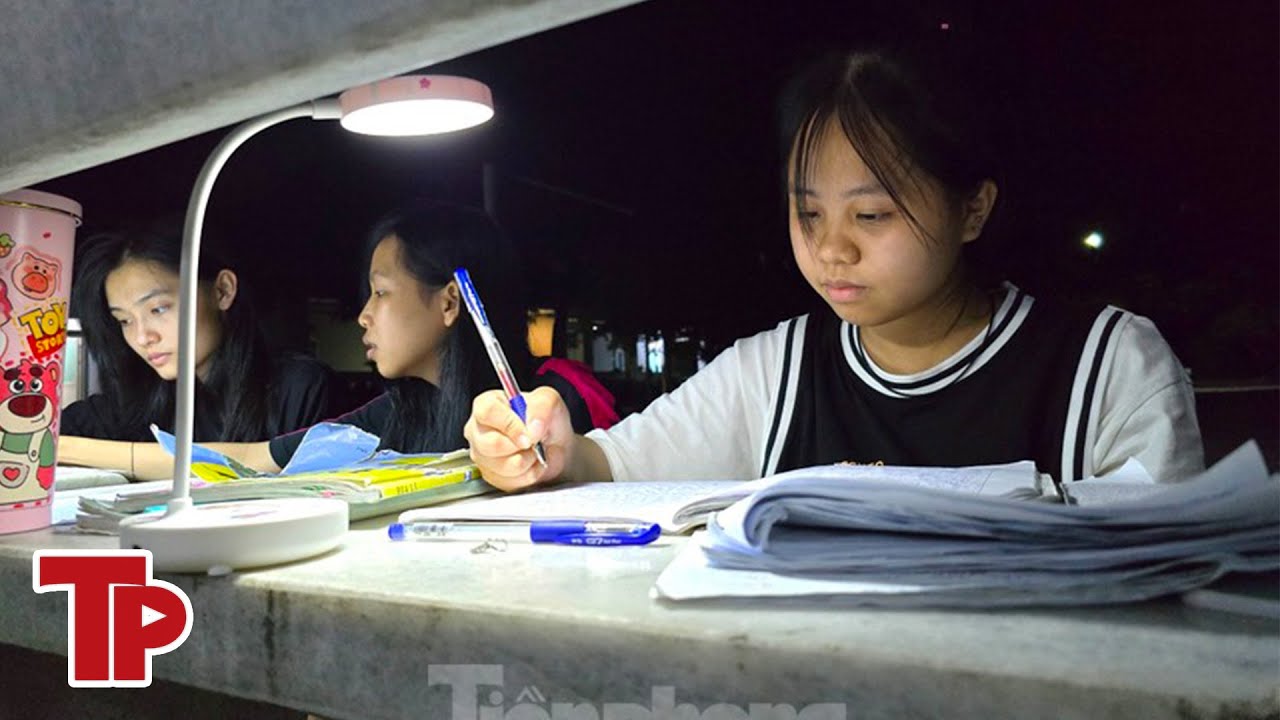 Lấy ghế đá sân trường làm bàn, học sinh Nghệ An chong đèn ôn thi tốt nghiệp THPT | Tiền Phong TV