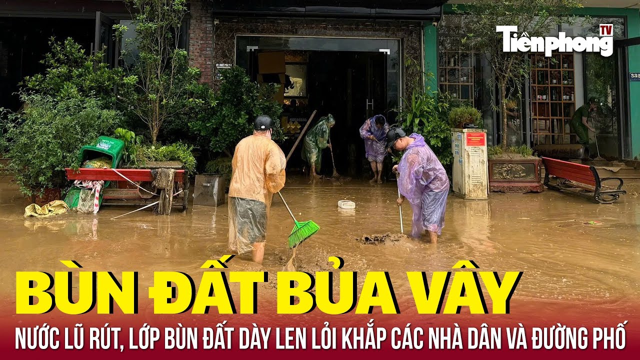 Nước lũ rút, bùn đất bủa vây nhà cửa ở thành phố Lào Cai | Tiền Phong TV