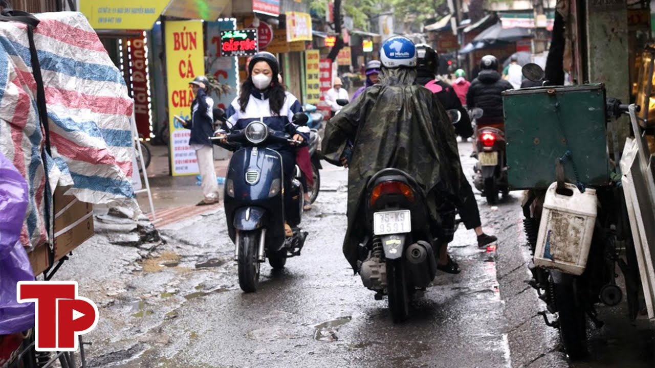 Người dân chật vật di chuyển trong con ngõ 'huyết mạch' chờ mở rộng | Tiền Phong TV