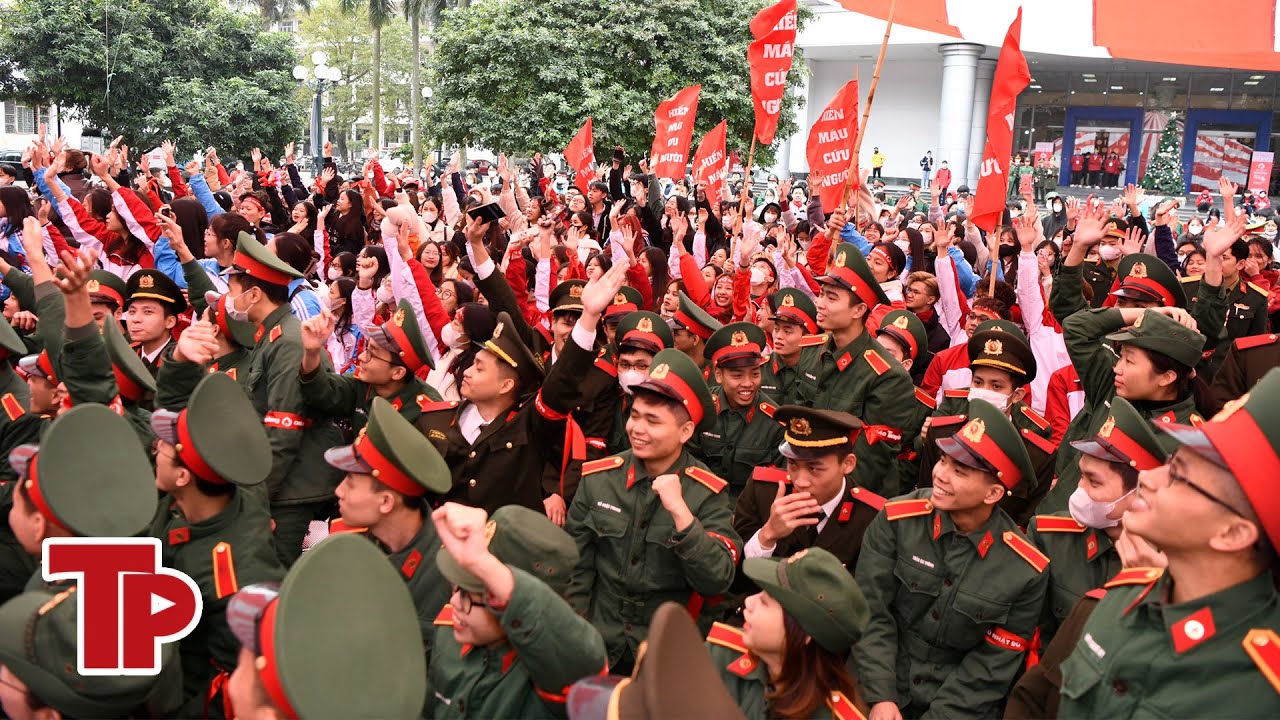 Hàng nghìn người đến tham gia Chủ Nhật Đỏ mặc thời tiết rét đậm ở Hà Nội | Tiền Phong TV