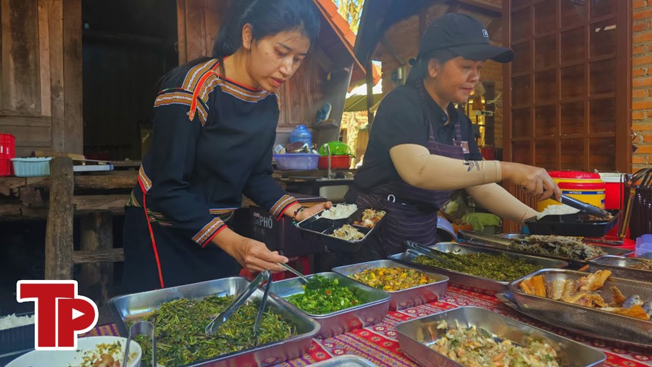 Xuýt xoa mâm cơm toàn đặc sản ở buôn cổ giàu đẹp nhất thành phố cà phê | Tiền Phong TV