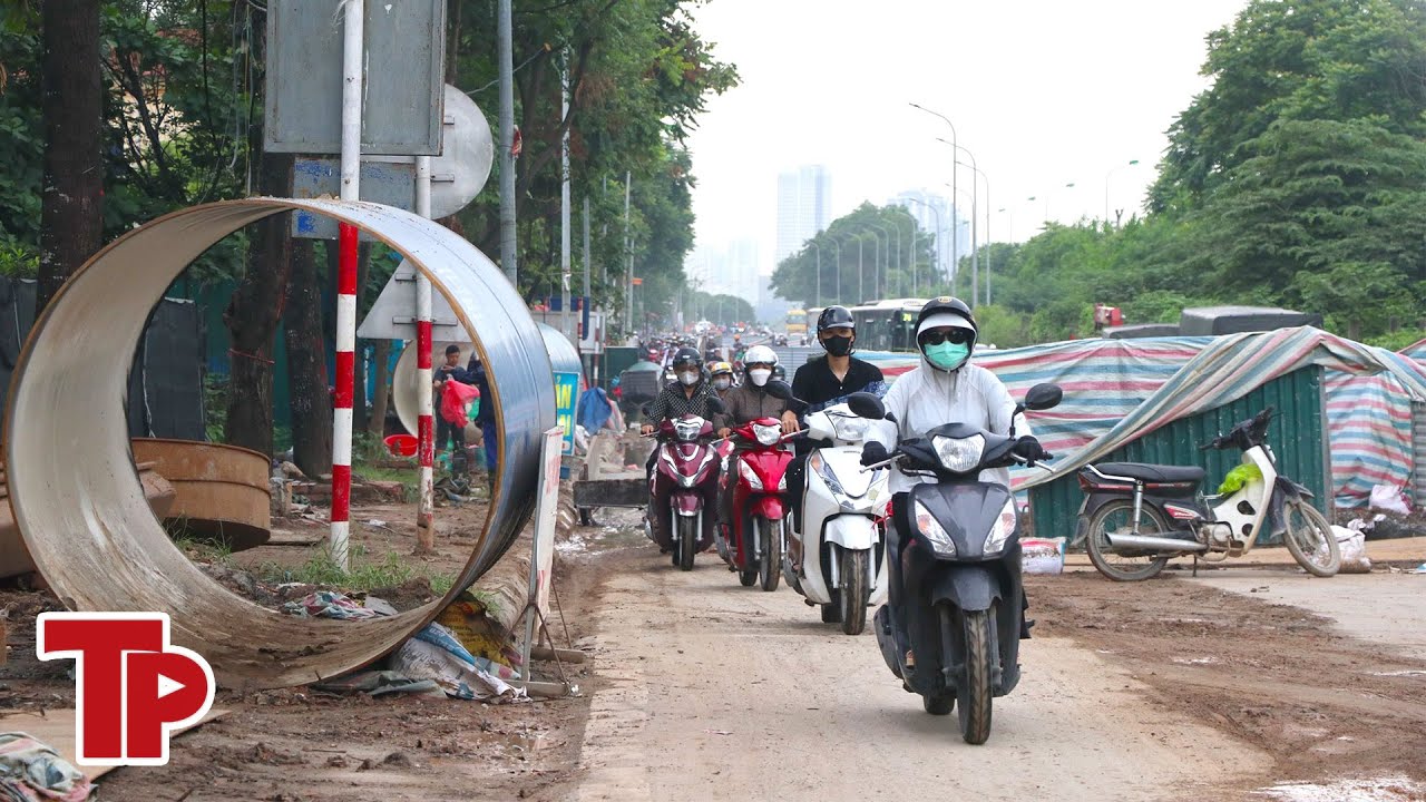 'Lô cốt' thi công gây mất an toàn, ùn tắc trên đại lộ Thăng Long | Tiền Phong TV