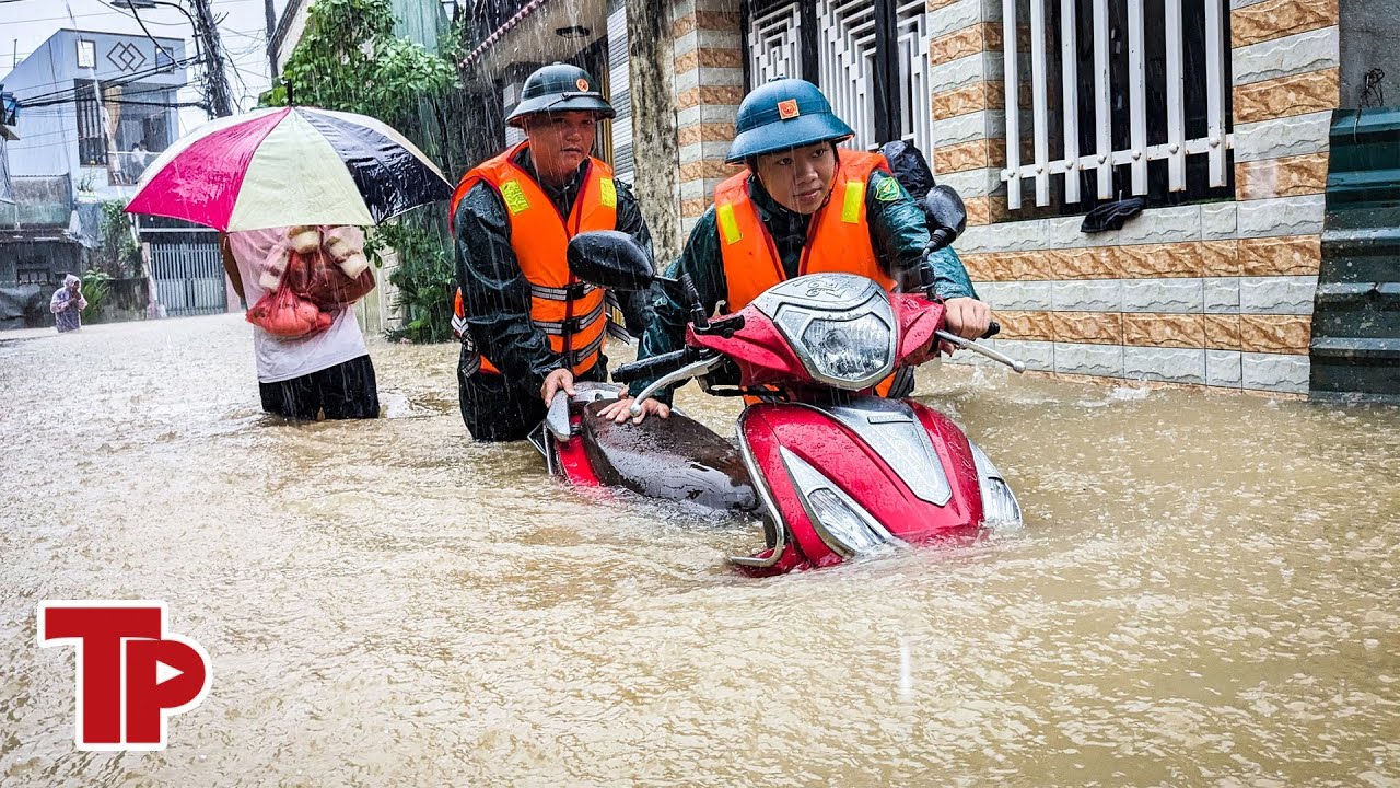 Người dân vùng lụt ở Đà Nẵng nói gì về phương án 'dùng bạt, mỡ bò và đất sét chống ngập' |Tiền Phong