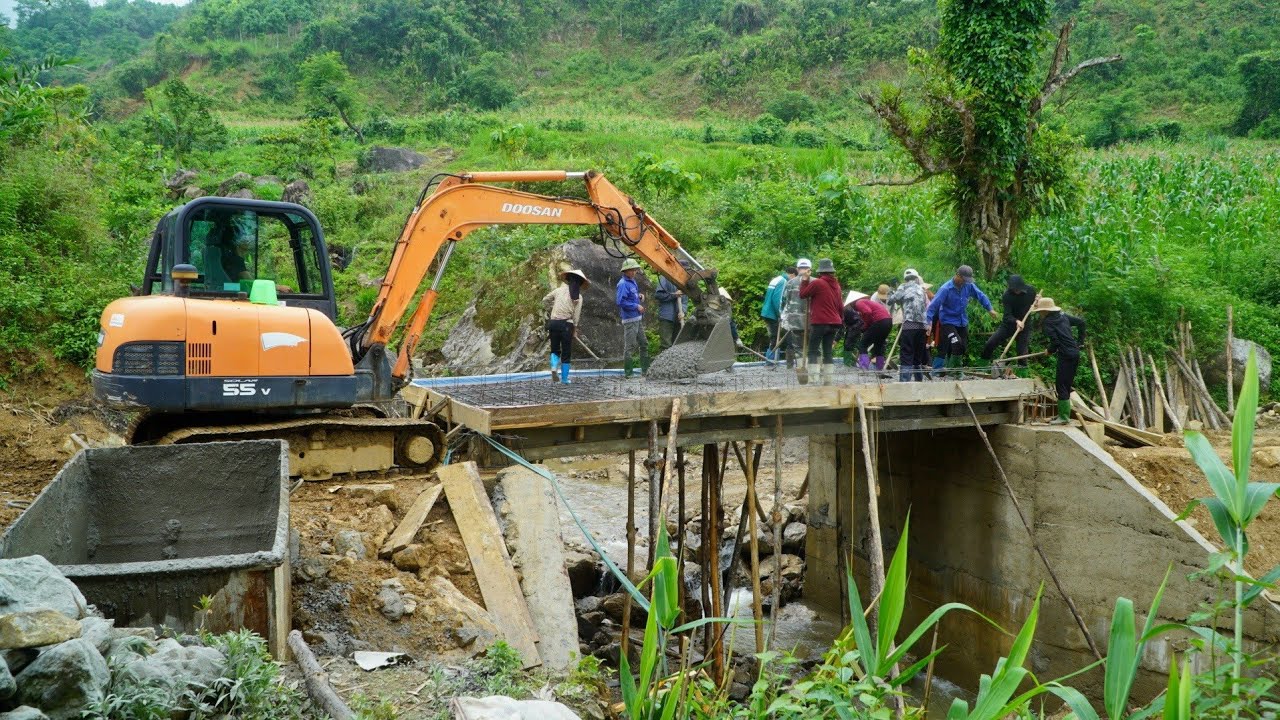 Cầu Khe Trang (T50)  Tổng lực 2 Bản Khe Trang Khe Vác kết hợp đổ xong bê tông mặt Cầu quá chắc chắn