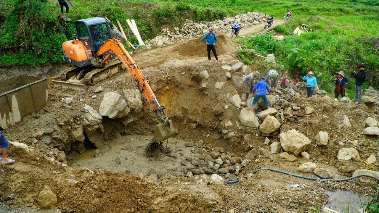 Cầu Khe Trang (T18) Tổng lực Dân bản đoàn kết tát nước đế móng đổ xong móng mố 1