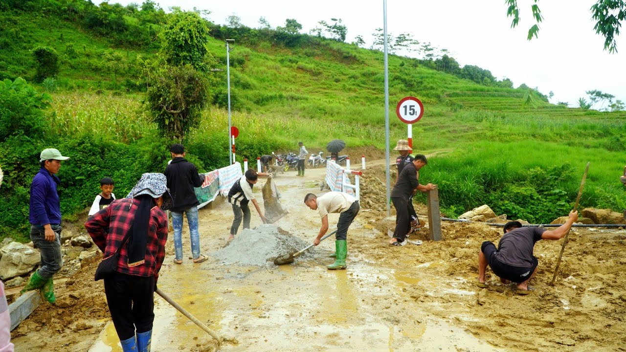 Cầu Khe Trang (T83) Tổng lực bà con hào hứng rỡ cốp pha đắp lề đường, chôn cọc tiêu xong công trình