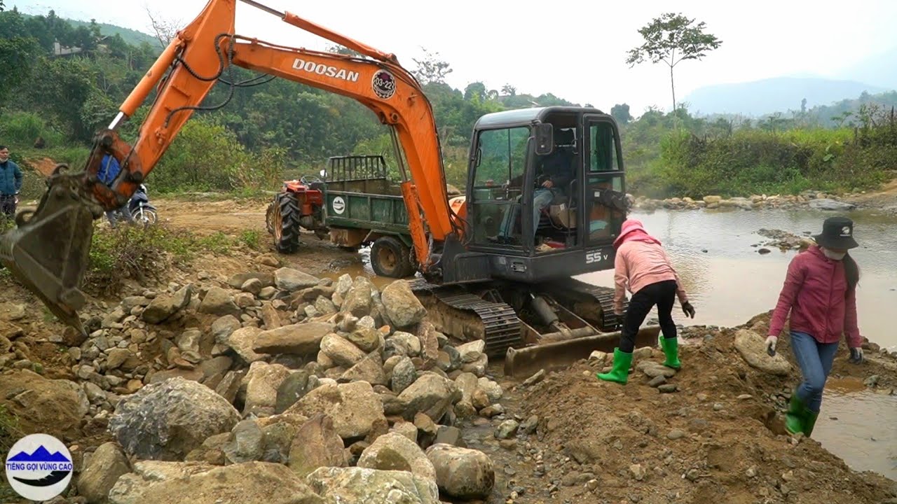 Cầu Bản Khe Vác (T21) Thời tiết lạnh trai gái làm việc liên hoàn tập trung gom được nhiều vật liệu