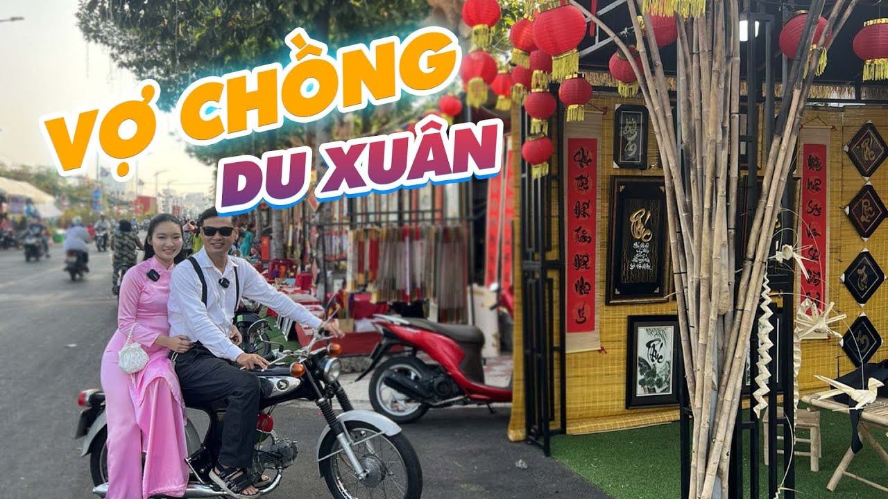 Tiết Cương chạy Honda 67 chở Ngọc Thưởng du xuân chợ Hoa Bến Bình Đông