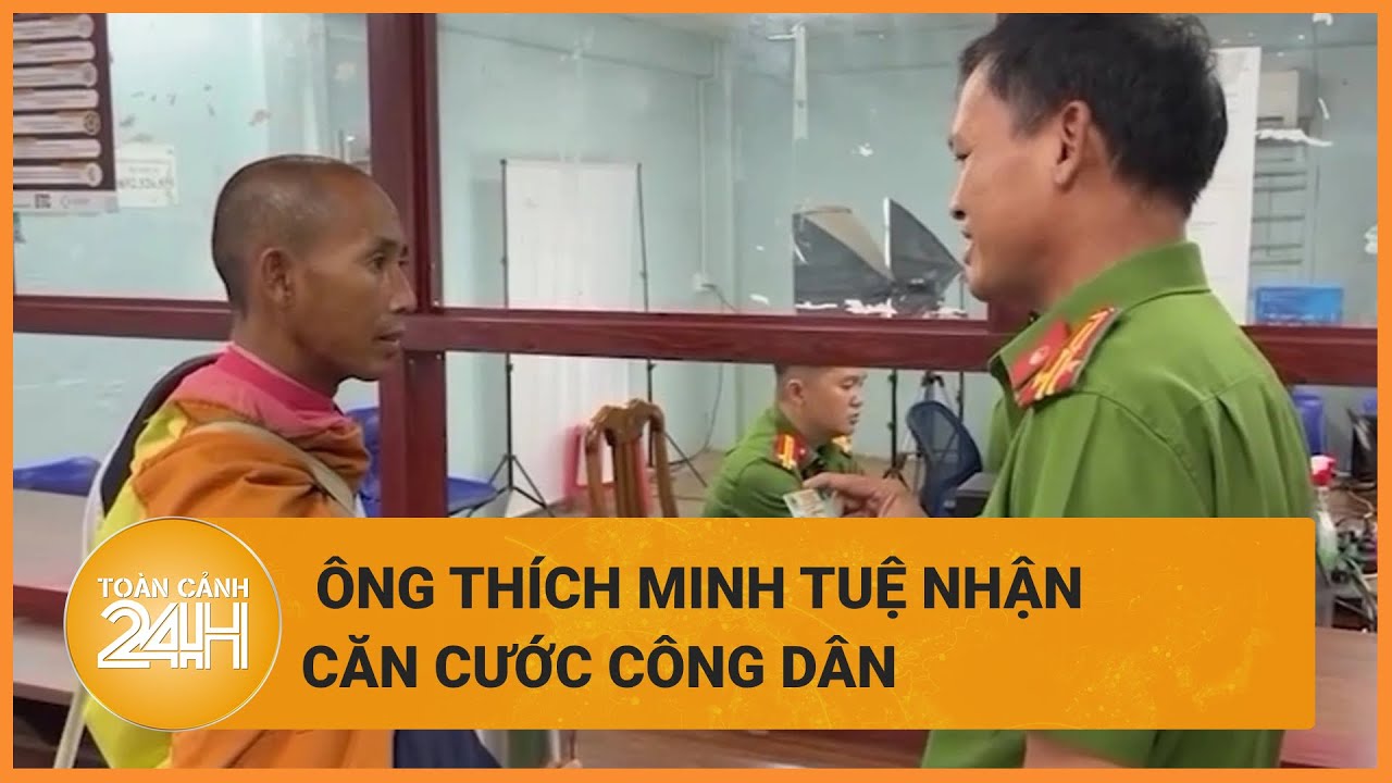 Hình ảnh ông Thích Minh Tuệ nhận căn cước công dân | Toàn cảnh 24h