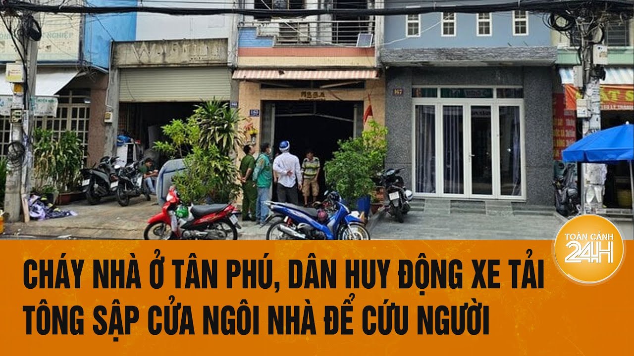 Cháy nhà ở Tân Phú, dân huy động xe tải tông sập cửa ngôi nhà để cứu người mắc kẹt | Toàn cảnh 24h