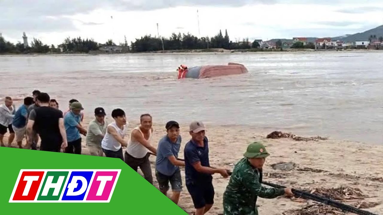 Quảng Bình: Tàu cá bị lật, tàu hàng bị cuốn trôi ra biển | THDT