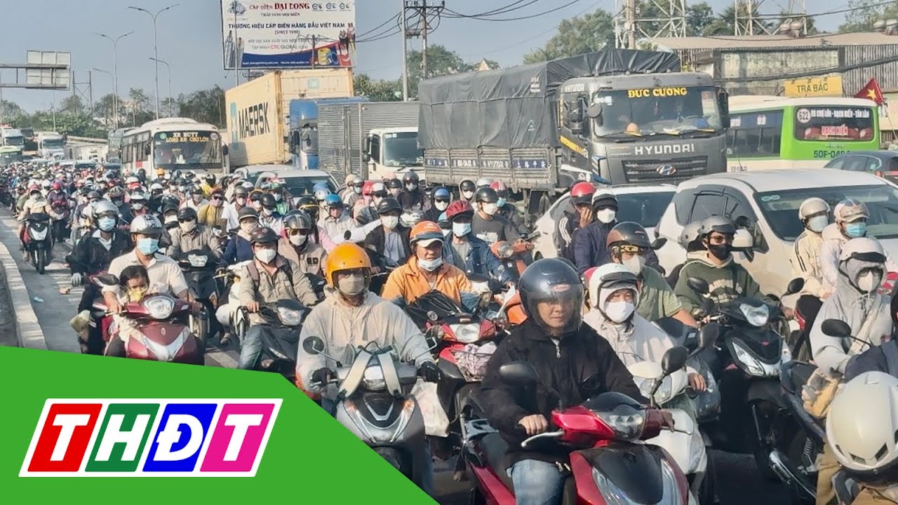 Cửa ngõ TP.HCM đi miền Tây nhộn nhịp người về quê đón Tết | THDT