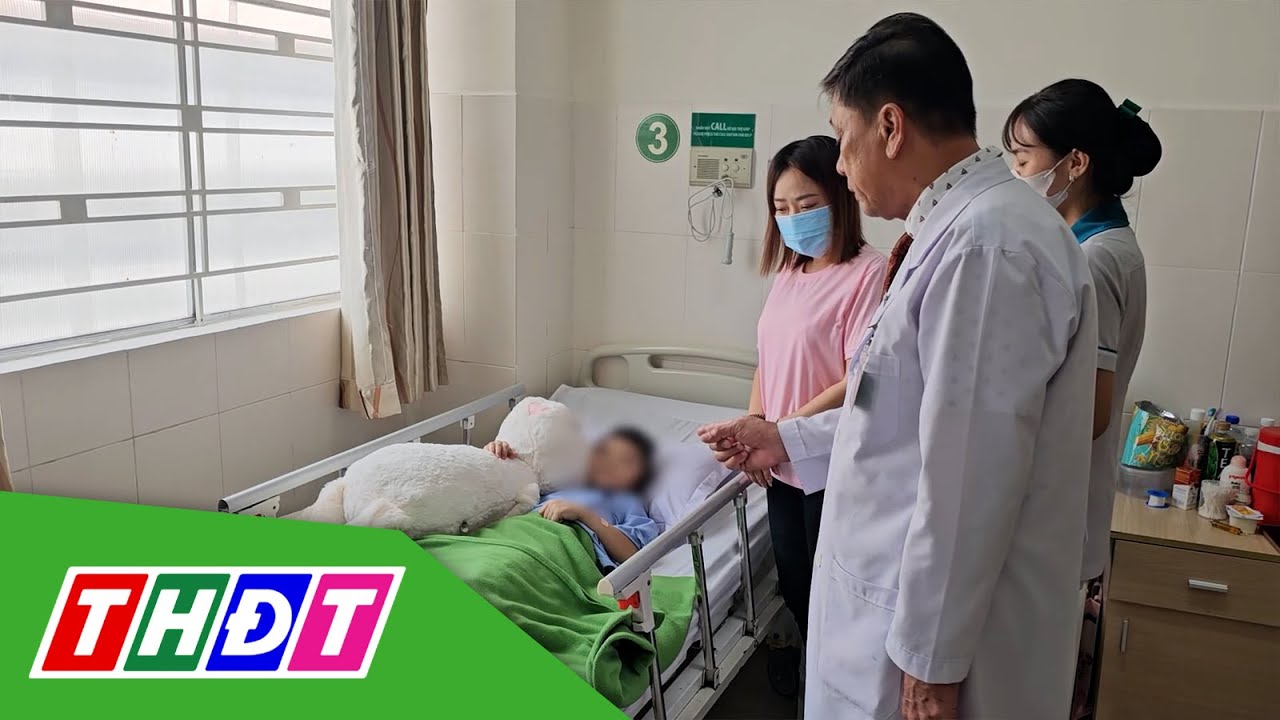 Bé gái bị thang máy kẹp gãy chân vì mải mê xem điện thoại | THDT