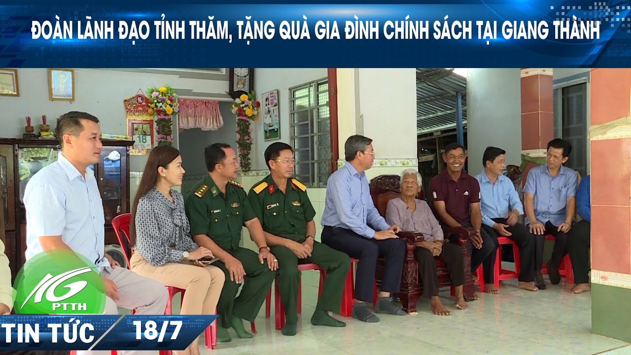 Đoàn lãnh đạo tỉnh thăm, tặng quà gia đình chính sách tại Giang Thành I THKG