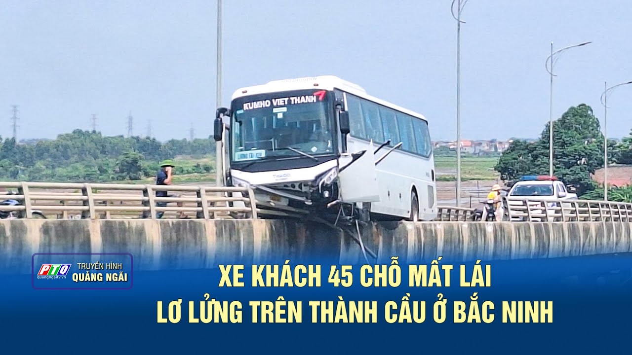 Xe khách 45 chỗ mất lái lơ lửng trên thành cầu ở Bắc Ninh | PTQ