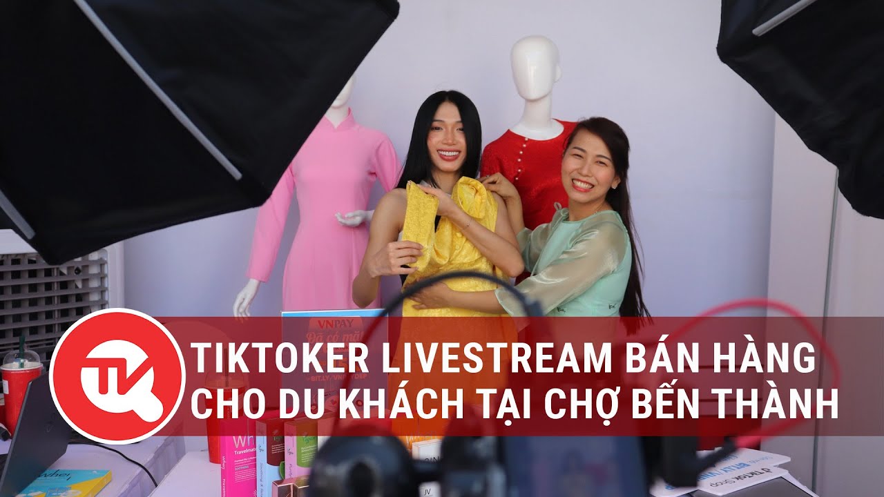 Tiktoker livestream bán hàng cho du khách tại chợ Bến Thành | Truyền hình Quốc hội Việt Nam