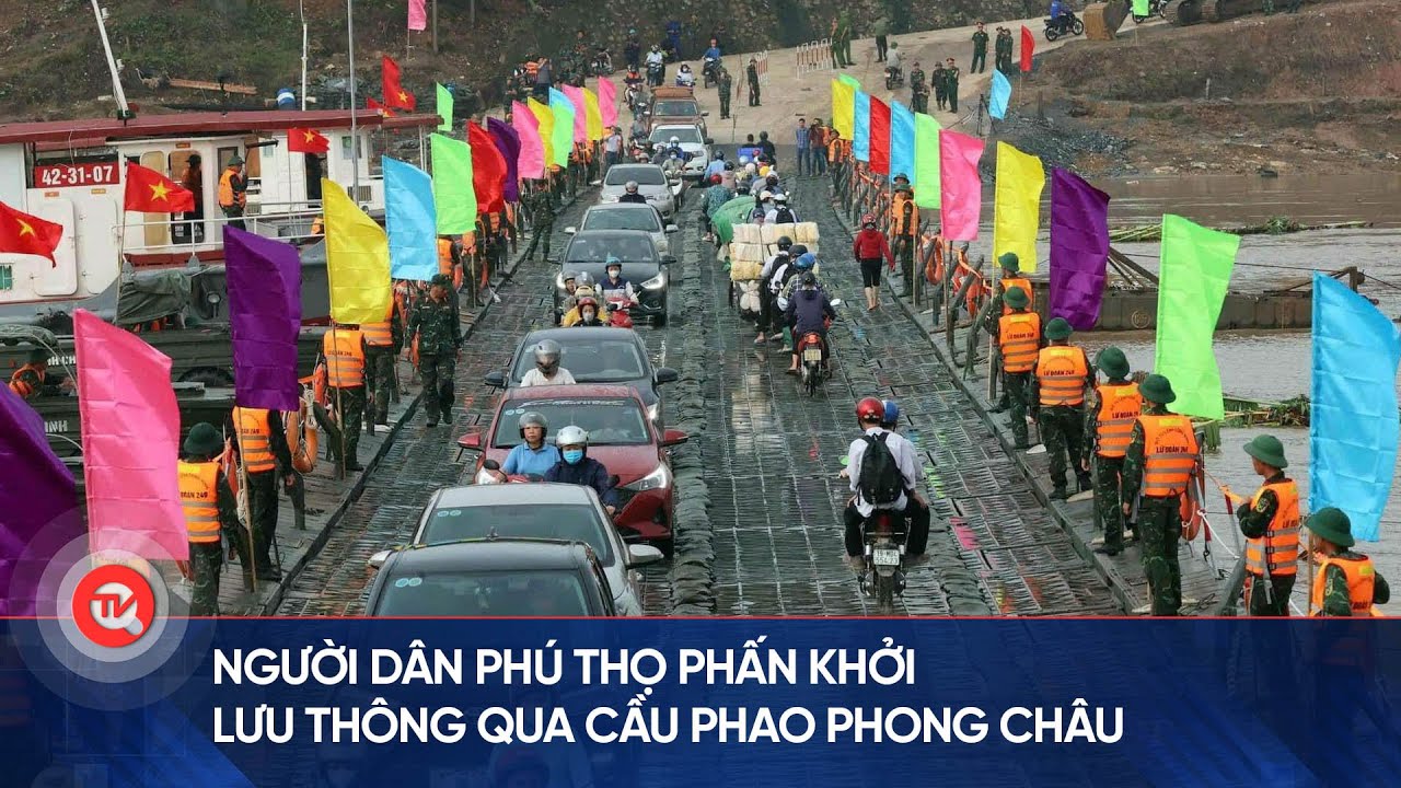 Người dân Phú Thọ phấn khởi lưu thông qua cầu phao Phong Châu trong ngày đầu thông xe