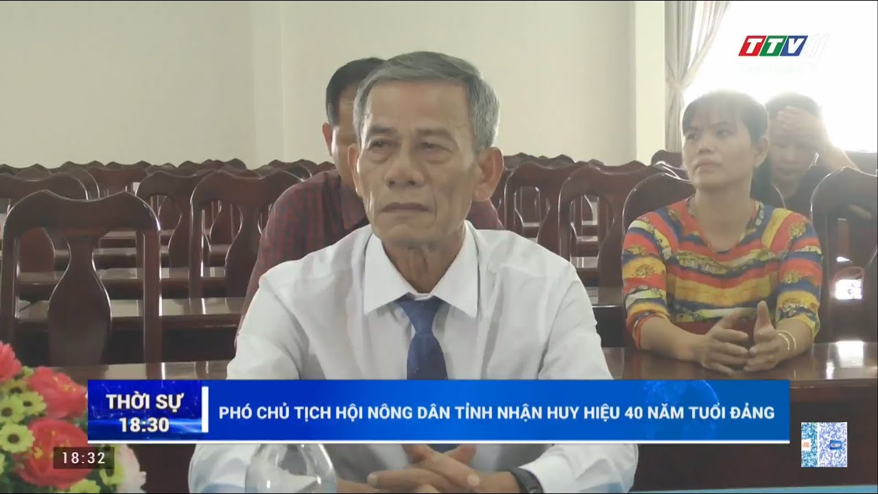 Phó Chủ tịch Hội Nông dân tỉnh nhận huy hiệu 40 năm tuổi Đảng | TayNinhTV