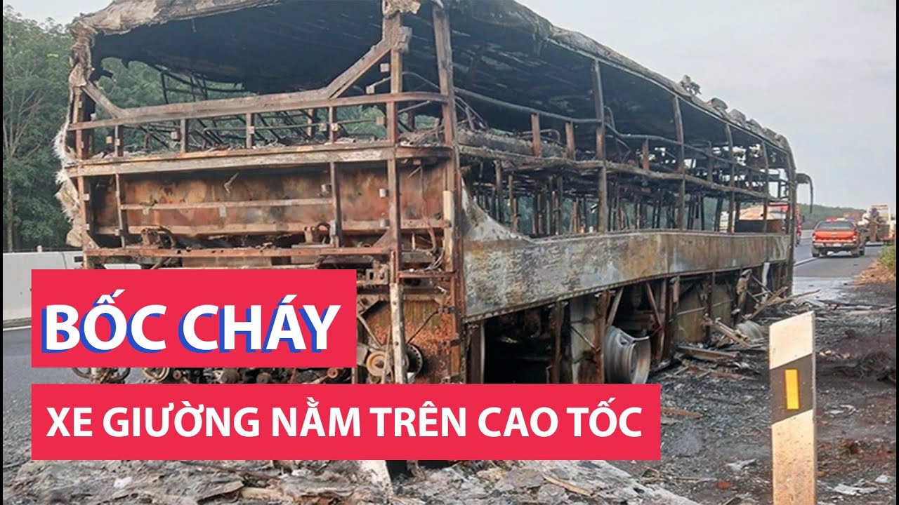 Xe giường nằm bốc cháy trên cao tốc