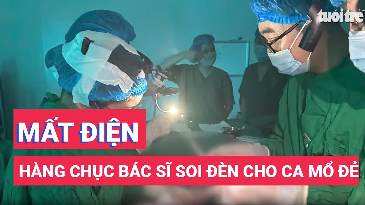 Mất điện, hàng chục bác sĩ đứng soi đèn cho ca mổ đẻ trong mưa lũ