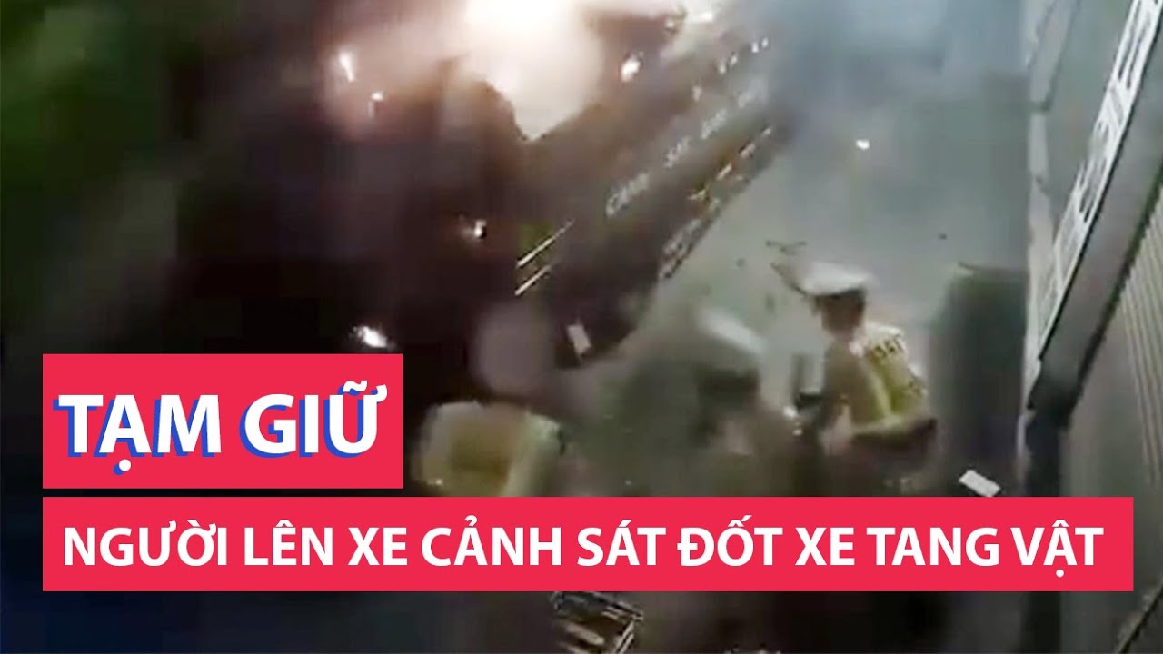 Tạm giữ người leo lên xe cảnh sát đốt xe tang vật