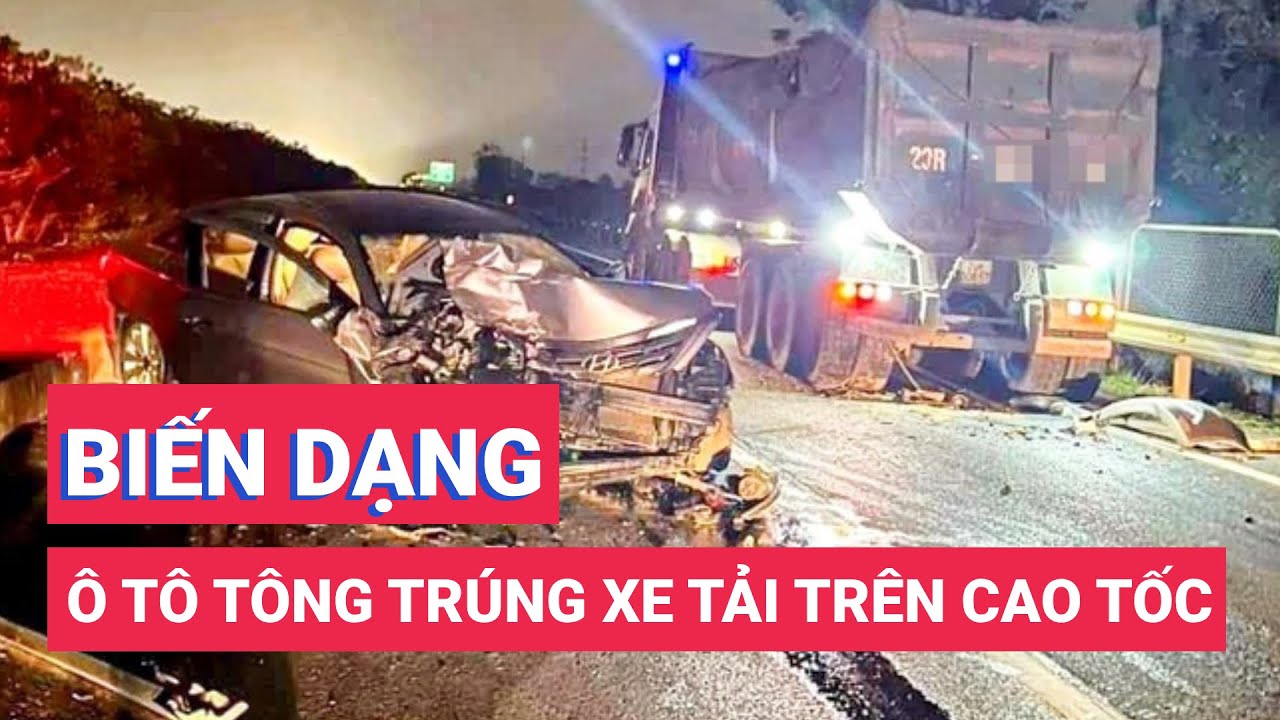 Ô tô con biến dạng sau khi tông trúng xe tải đỗ trên cao tốc Hà Nội - Thái Nguyên