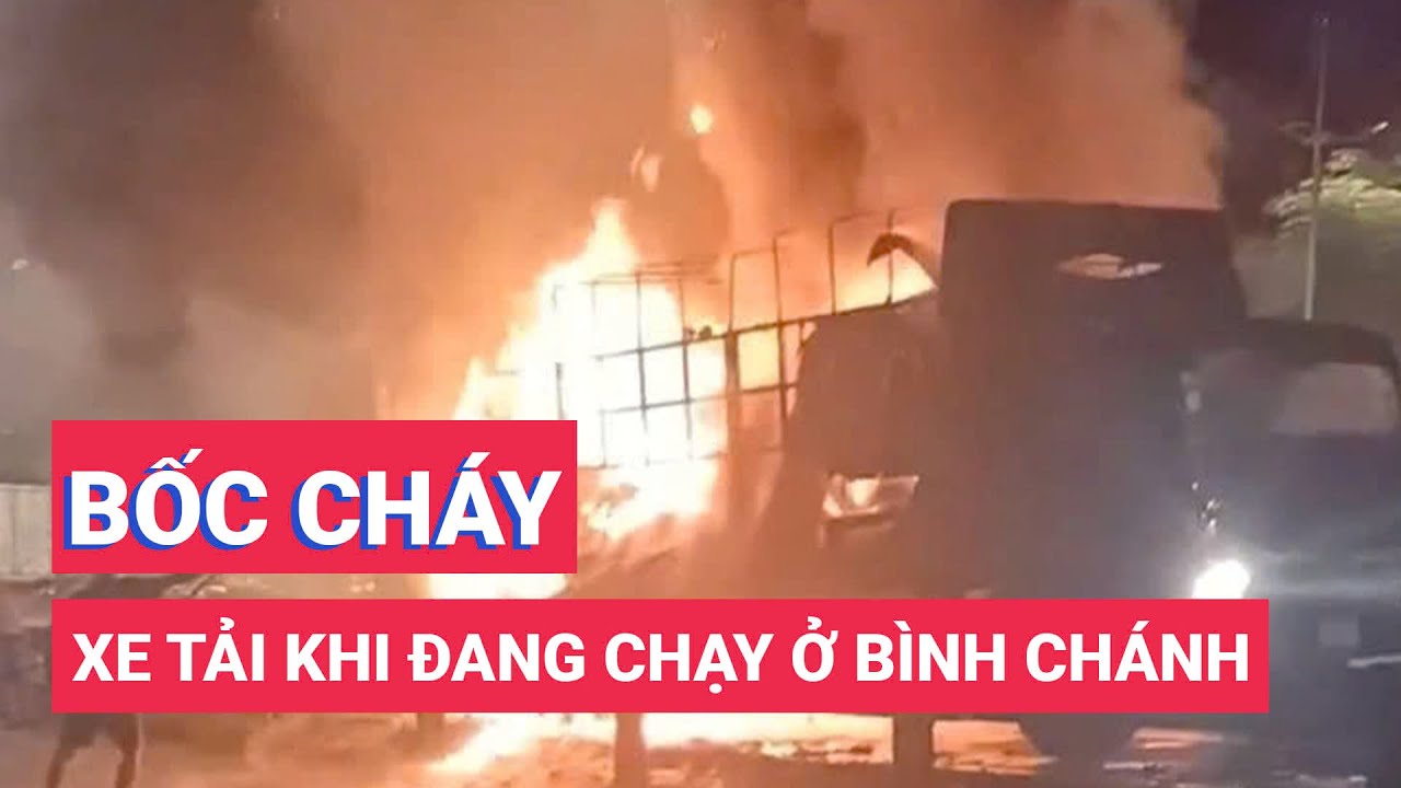 Xe tải bốc cháy khi đang chạy, người dân ở Bình Chánh kéo vòi nước trợ giúp