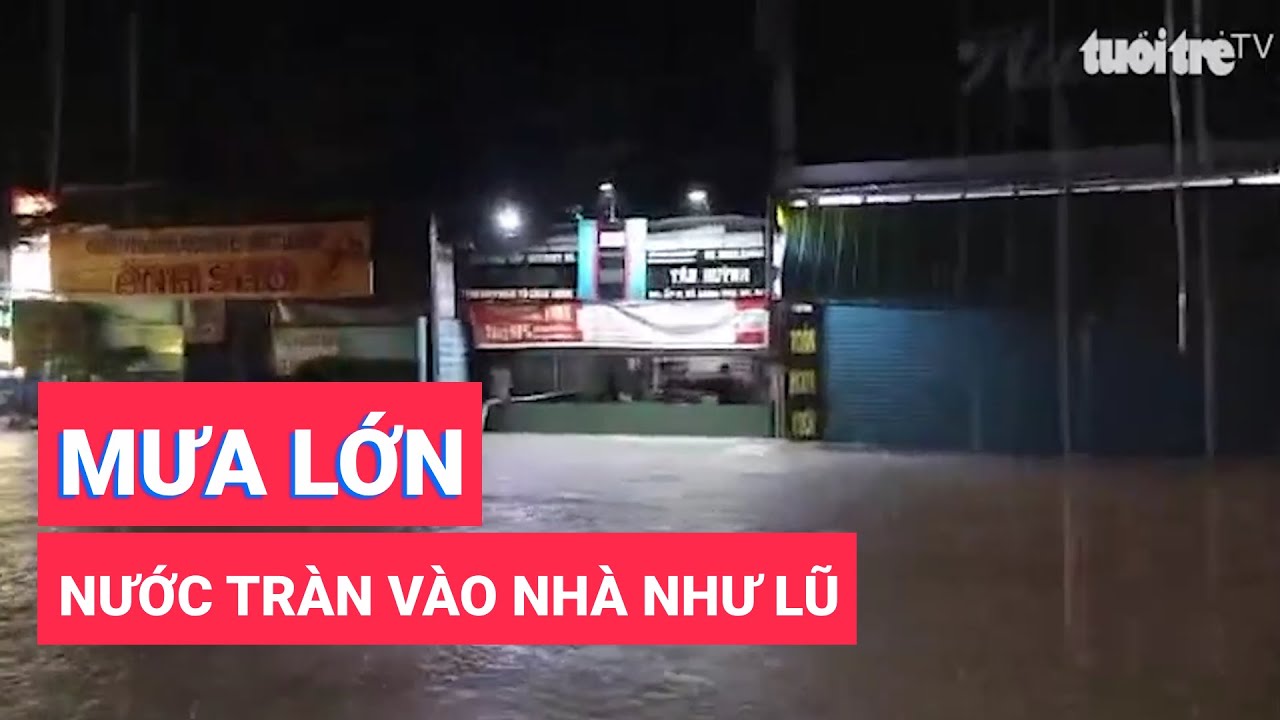 Đường ngập lênh láng, nước tràn vào nhà như lũ sau mưa lớn