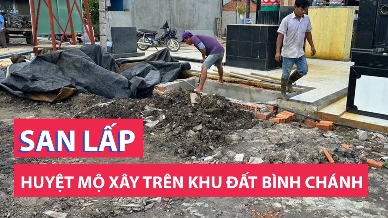 San lấp 2 huyệt mộ xây sẵn trên khu đất có hàng trăm ngôi mộ ở Bình Chánh