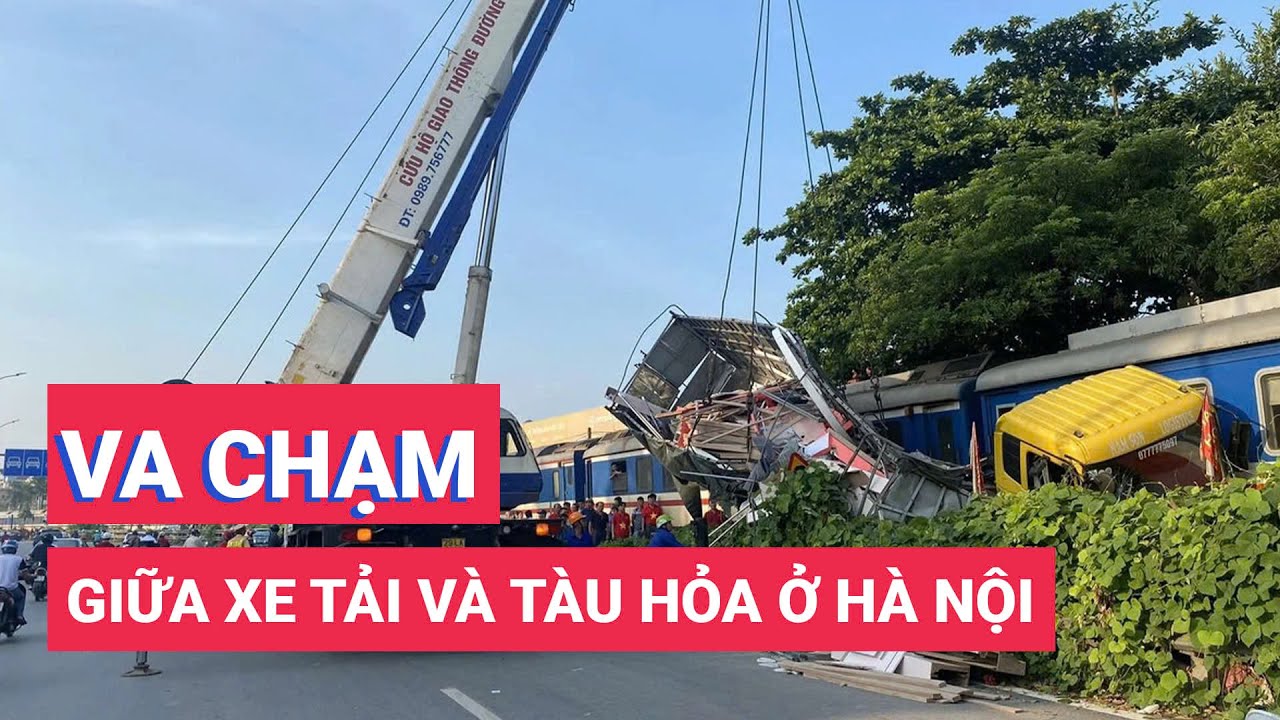 Xe tải va chạm với tàu hỏa ở Hà Nội