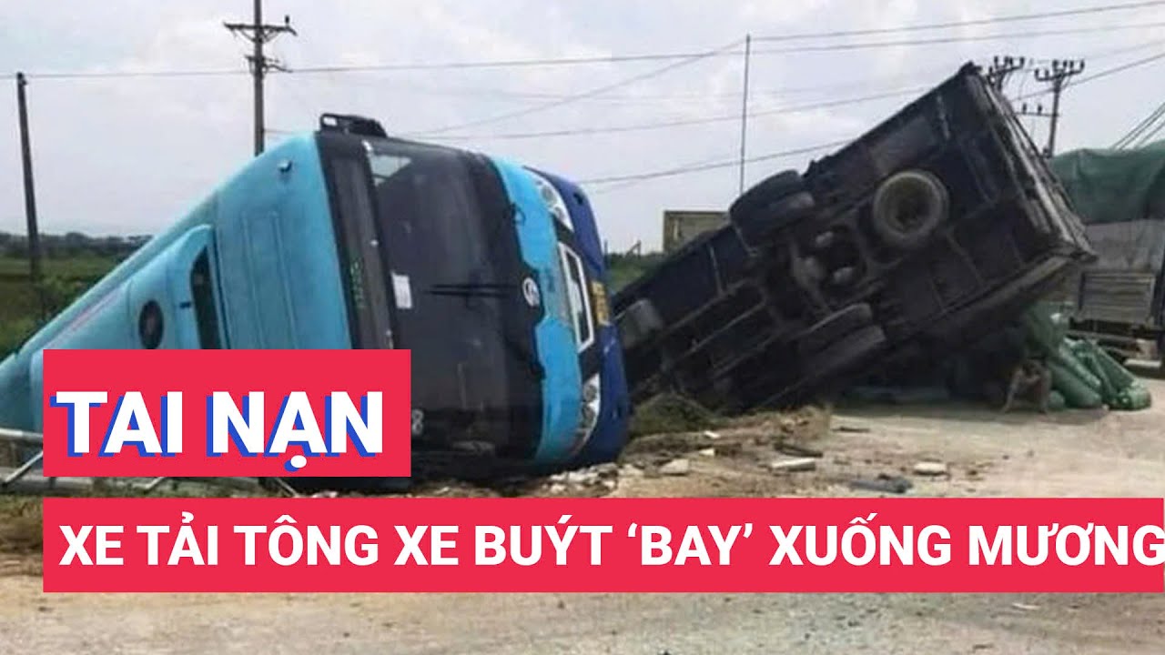 Xe tải tông xe buýt 'bay' xuống mương nước, 3 người bị thương