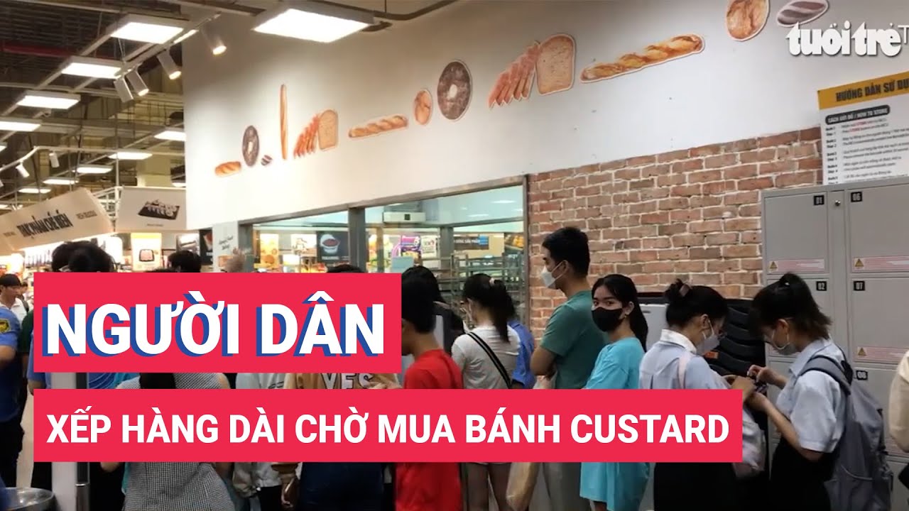 Người dân xếp hàng dài chờ mua bánh Custard