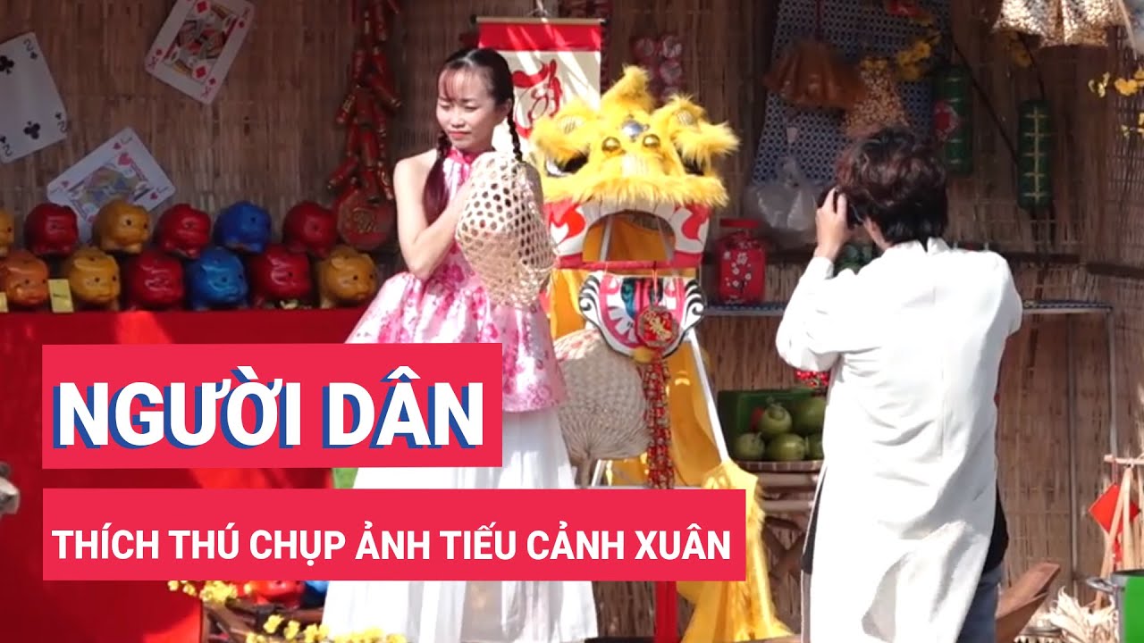 Người dân thích thú chụp ảnh tiểu cảnh xuân