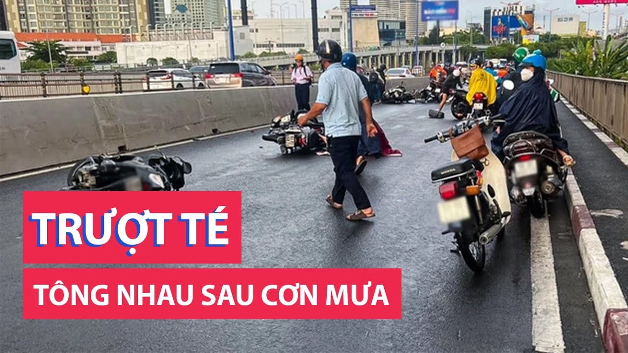 Xe máy trượt té, tông nhau trên cầu Sài Gòn sau cơn mưa giải nhiệt