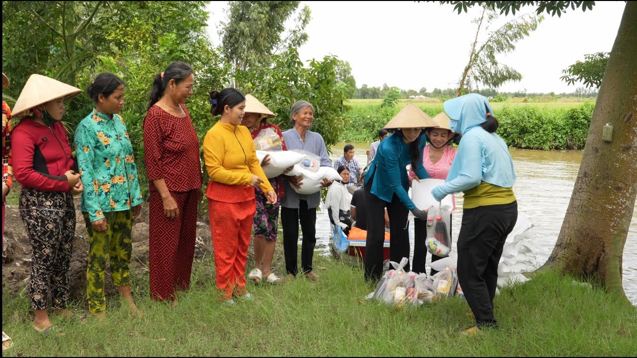 1353  Nhóm cùng nhà hảo tâm ở Mỹ đi tặng 100 phần quà cho bà con