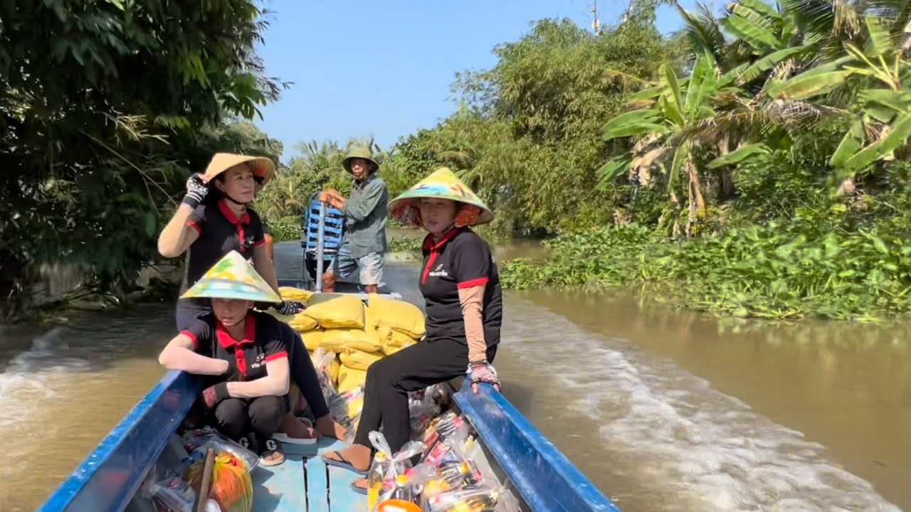 1088 /   Vào kênh nhỏ trao 40 phần quà cho bà con