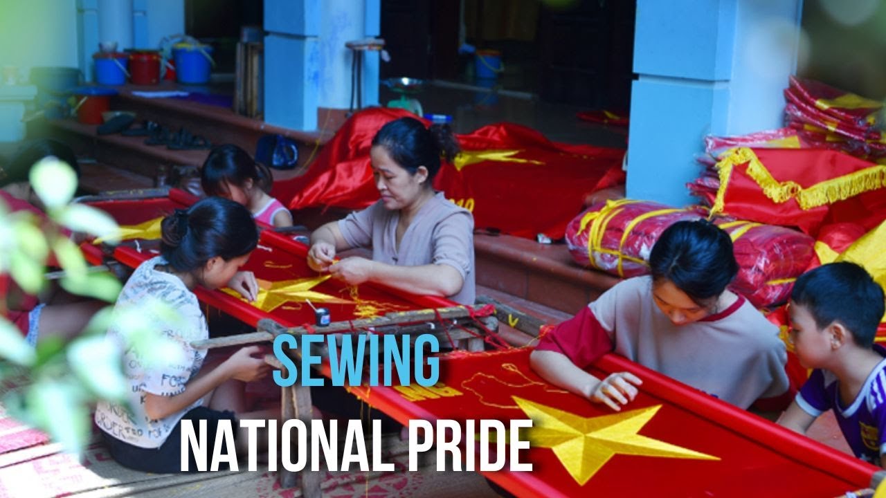 Sewing national pride | Làng chuyên may cờ Tổ quốc