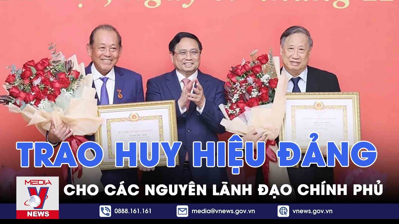 Thủ tướng trao Huy hiệu Đảng cho các nguyên Lãnh đạo Chính phủ - VNews