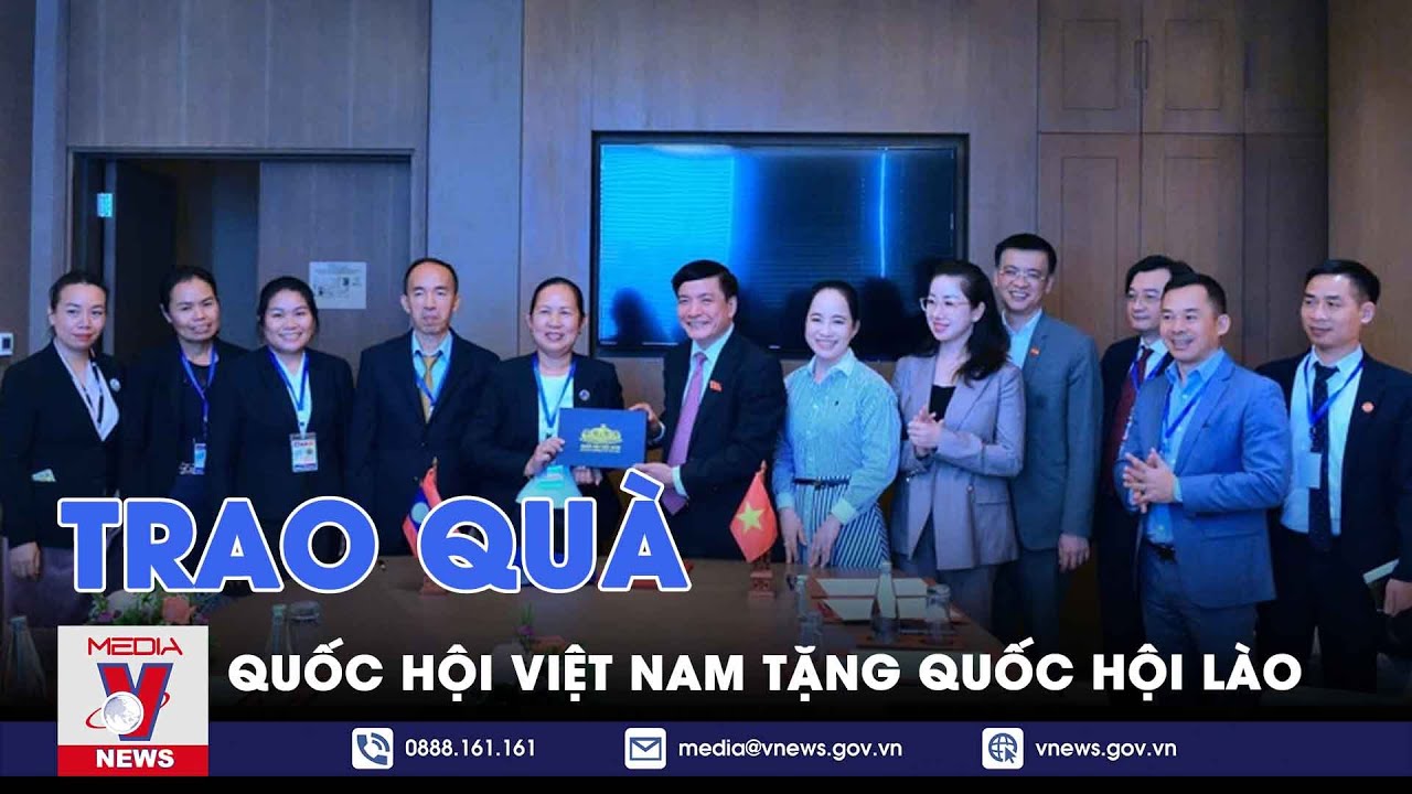 Trao quà của Quốc hội Việt Nam tặng Quốc hội Lào - VNews